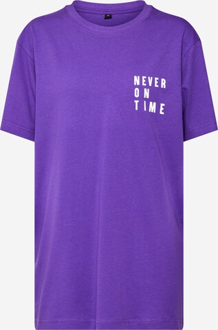 Merchcode T-Shirt 'Never On Time' in Lila: predná strana