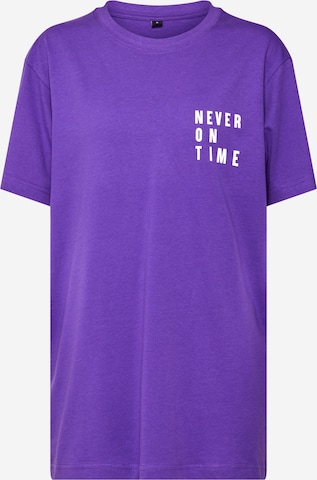 Merchcode Shirt 'Never On Time' in Lila: voorkant