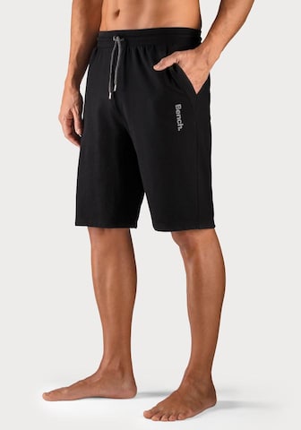 Loosefit Pantaloni sportivi di BENCH in nero: frontale