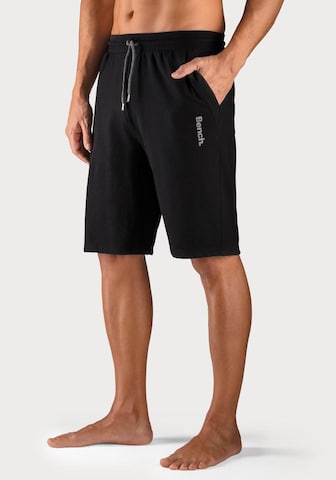 BENCH Loosefit Sweatshorts in Schwarz: predná strana