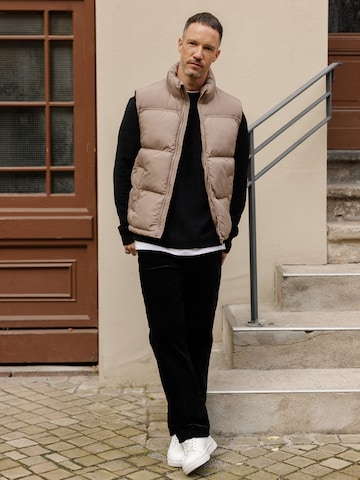 Casual Beige Vest Look