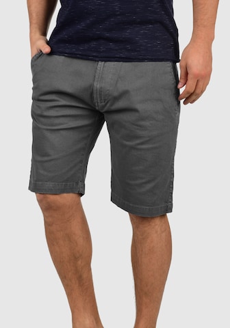 INDICODE JEANS Regular Shorts 'Miko' in Grau: predná strana