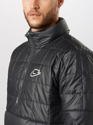 Coupe regular Veste d’hiver Nike Sportswear en gris