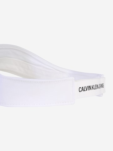 Șapcă 'J LOGO TAPE VISOR W' de la Calvin Klein pe alb