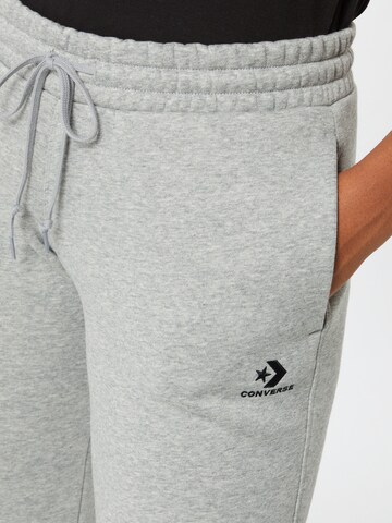 CONVERSE Zwężany krój Spodnie 'Chevron' w kolorze szary
