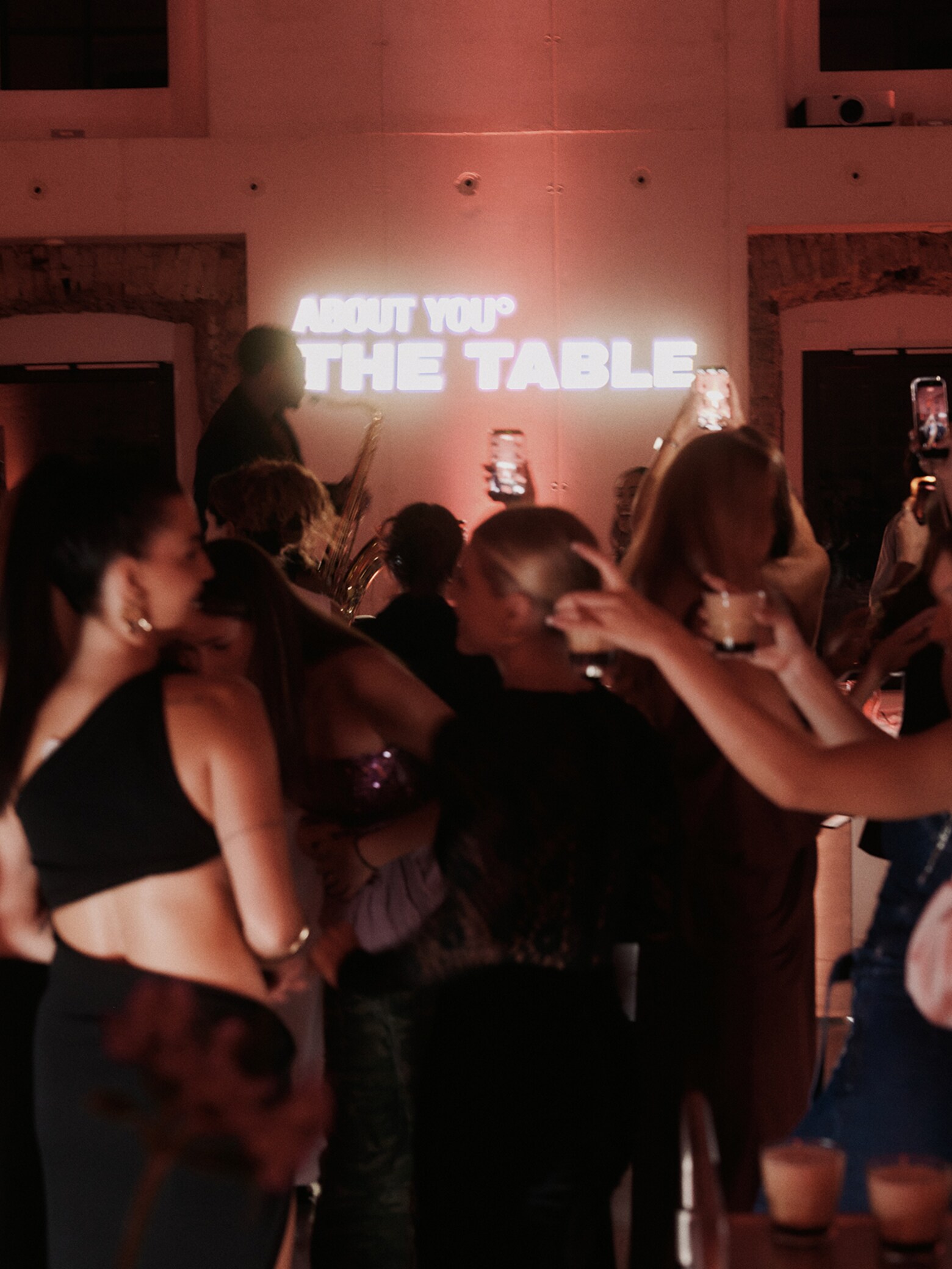 Večer mode, nastopov in kulinarike About You The Table