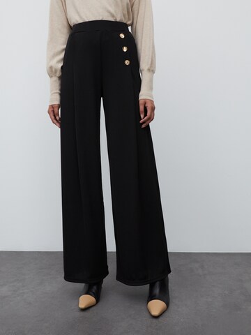 EDITED Wide leg Broek 'Jamie' in Zwart: voorkant