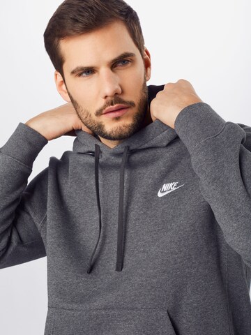 Nike Sportswear - Regular Fit Sweatshirt 'Club Fleece' em cinzento