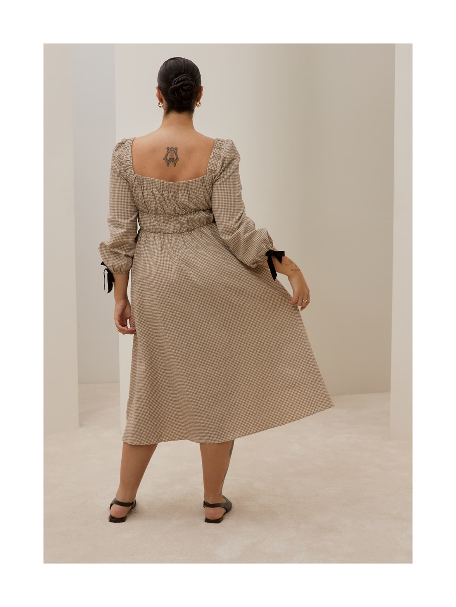 Alexa - Beige Dress with Black Bows Look