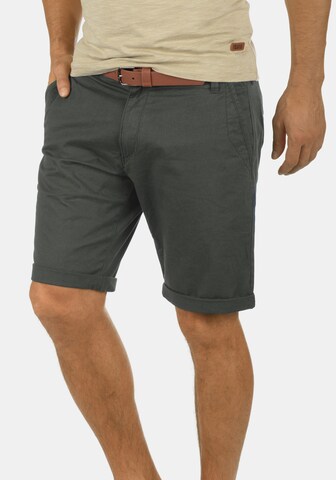 regular Pantaloni chino di !Solid in grigio: frontale