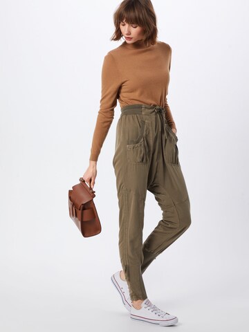 Cream Tapered Pants 'Nanna' in Green: front