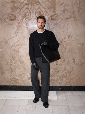 Black Sweater And Bag Look