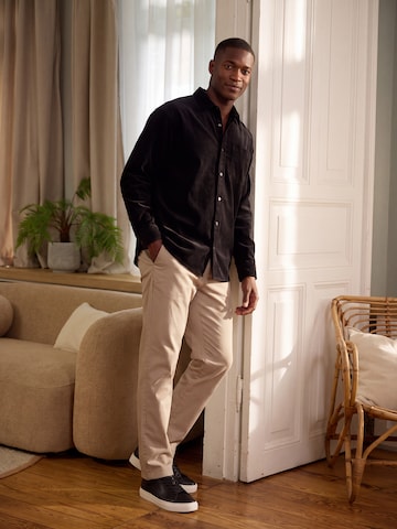 Black Overshirt Beige Jeans Look
