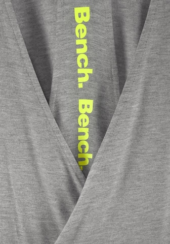 Maglietta di BENCH in grigio