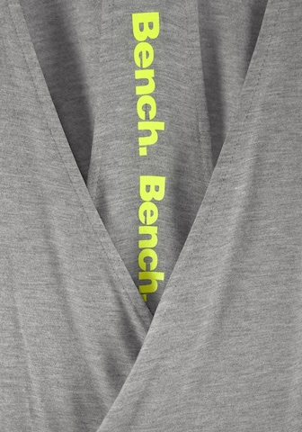 Tricou de la BENCH pe gri