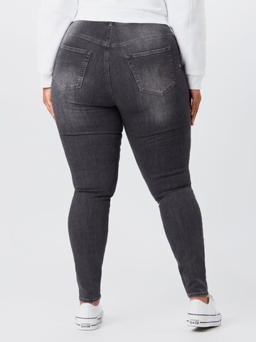 Vero Moda Curve Skinny Jeans 'LORA' in Zwart