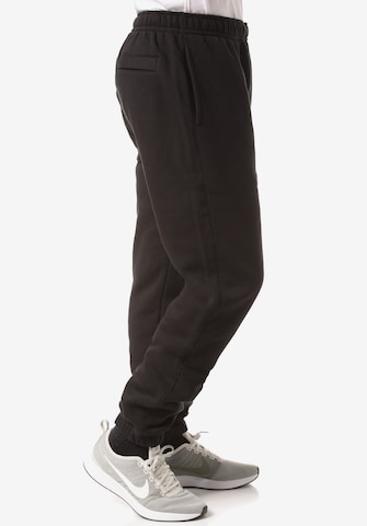 Tapered Pantaloni 'Club Fleece' di Nike Sportswear in nero