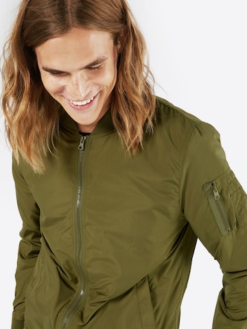 Urban Classics Демисезонная куртка в Зеленый