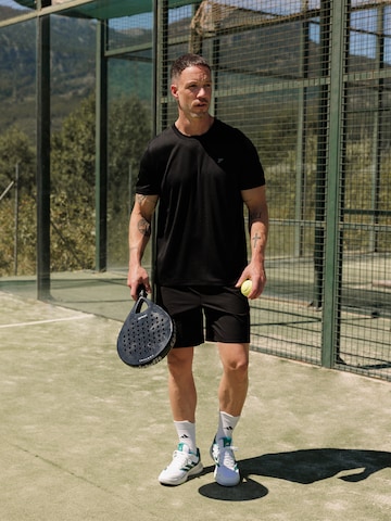 Black Tee Sporty Look