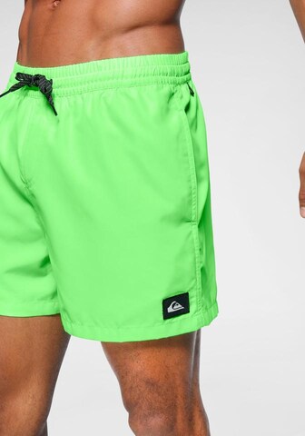 Regular Shorts de bain 'EVDAYVL15 M JAMV GCZ0' QUIKSILVER en vert