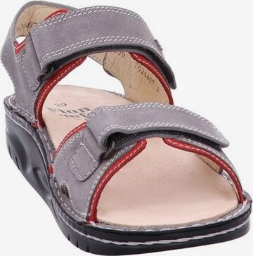 Finn Comfort Sandale in Grau