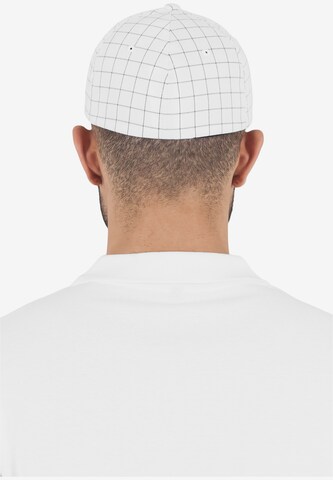 Șapcă de la Flexfit pe alb