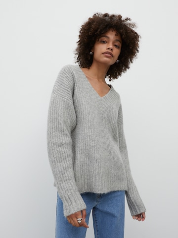EDITED Pullover 'Claire' i grå: forside