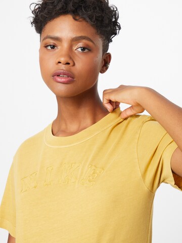 T-shirt Nike Sportswear en jaune