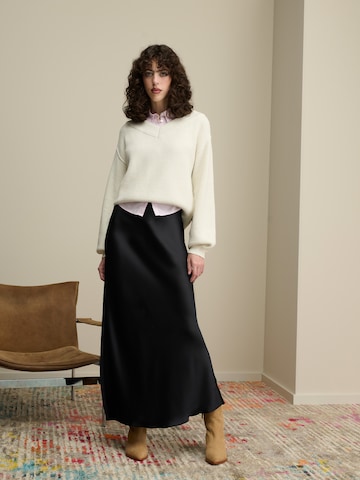 Black Maxi Skirt Look