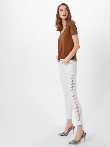 Skinny Jeans di Urban Classics in bianco