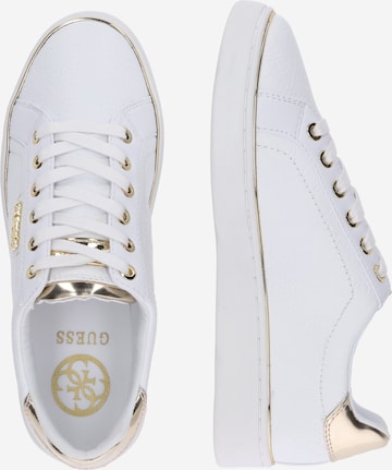 Sneaker low 'BECKIE' de la GUESS pe alb: lateral