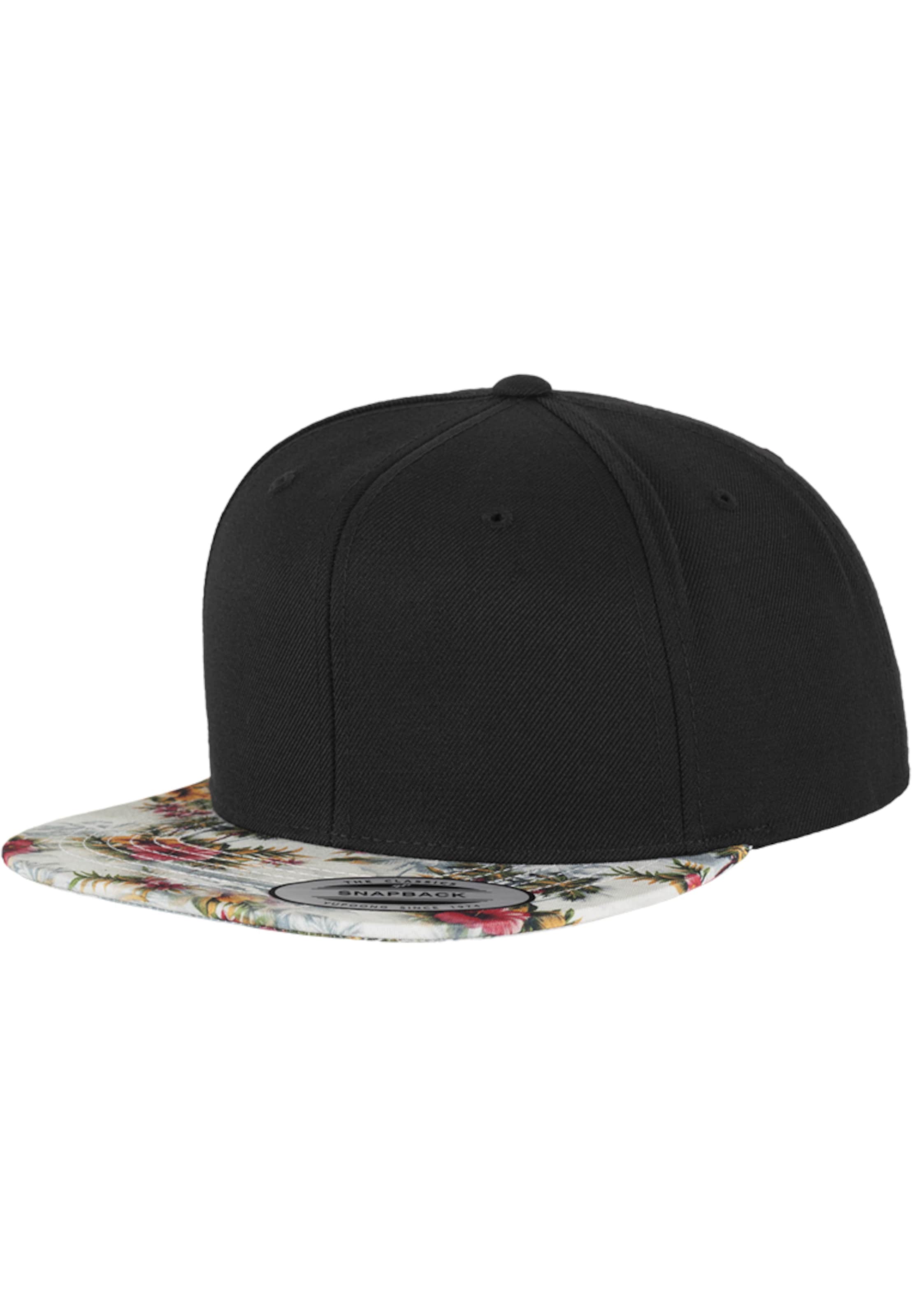Flexfit Cap in Black: front