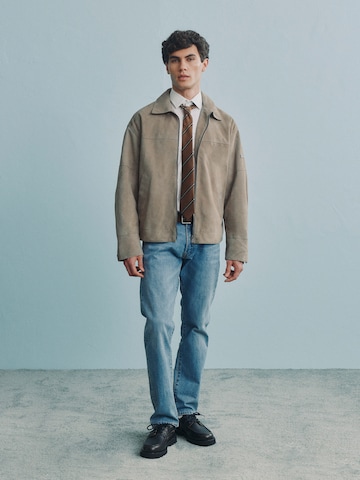 Grey Jacket With Jeans Look