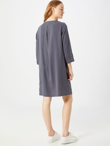 Robe 'Vadelmaa' ARMEDANGELS en gris