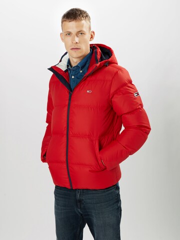 Tommy Jeans Regular fit Winterjas in Rood: voorkant