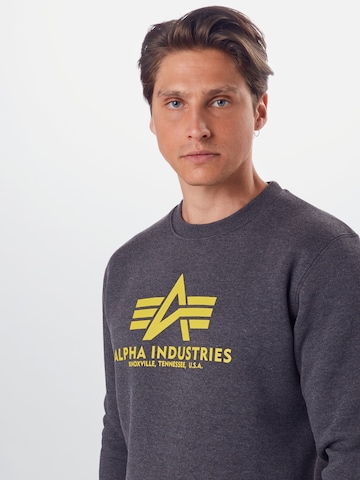 ALPHA INDUSTRIES Sweatshirt in Grau