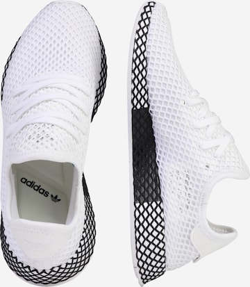 Baskets basses 'Deerupt Runner' ADIDAS ORIGINALS en blanc : sur le côté