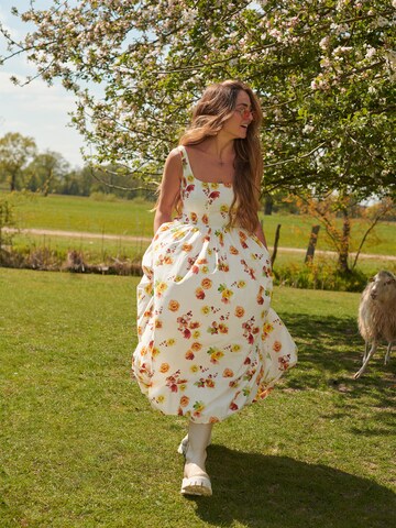 Voluminous Romantic Floral Look