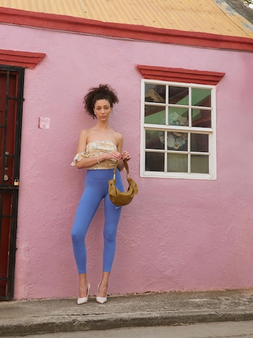 Floral Top & Blue Tights Look