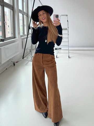 Leather Pants And Black Hat Look