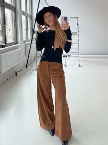 Leather Pants And Black Hat Look