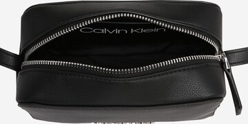 Calvin Klein Чанта с презрамки в черно