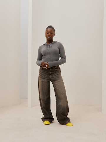 Grey Washed Pants Look