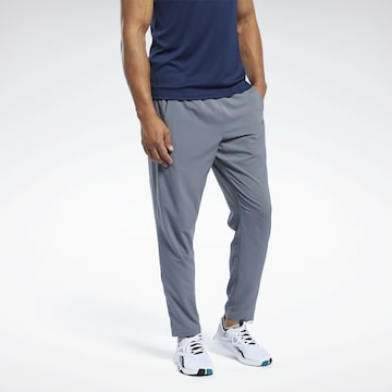 Loosefit Pantaloni sportivi di Reebok in grigio: frontale