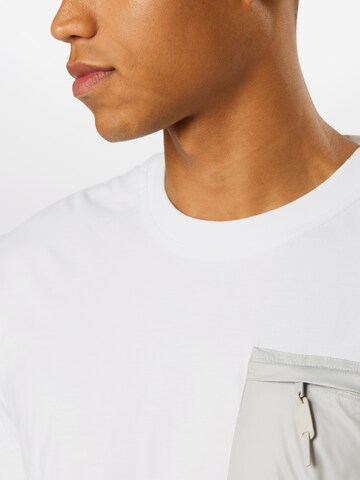 Coupe regular T-Shirt GUESS en blanc