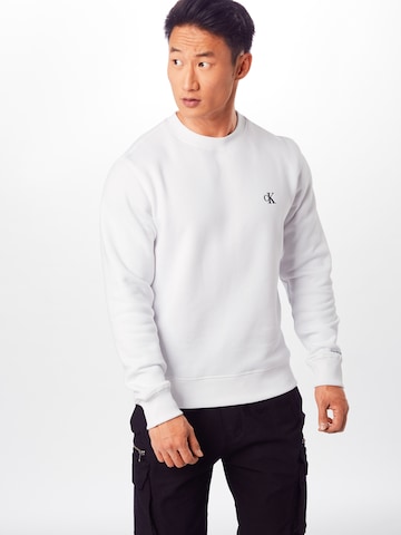 Sweat-shirt 'Essential' Calvin Klein Jeans en blanc : devant