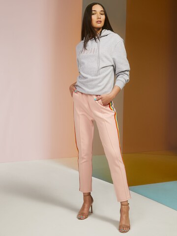 ABOUT YOU x Riccardo Simonetti - Tapered Pantalón 'Robin' en rosa: frente