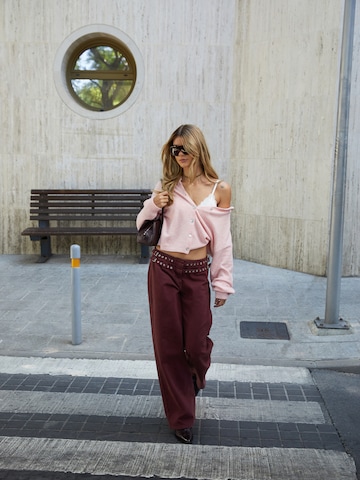Knit Cardigan And Burgundy Jeans Look
