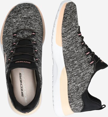 Sneaker bassa 'DYNAMIGHT - BREAK-THROUGH' di SKECHERS in grigio: lato