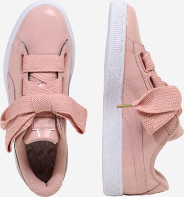 Baskets basses 'Basket Heart Patent' PUMA en rose : sur le côté